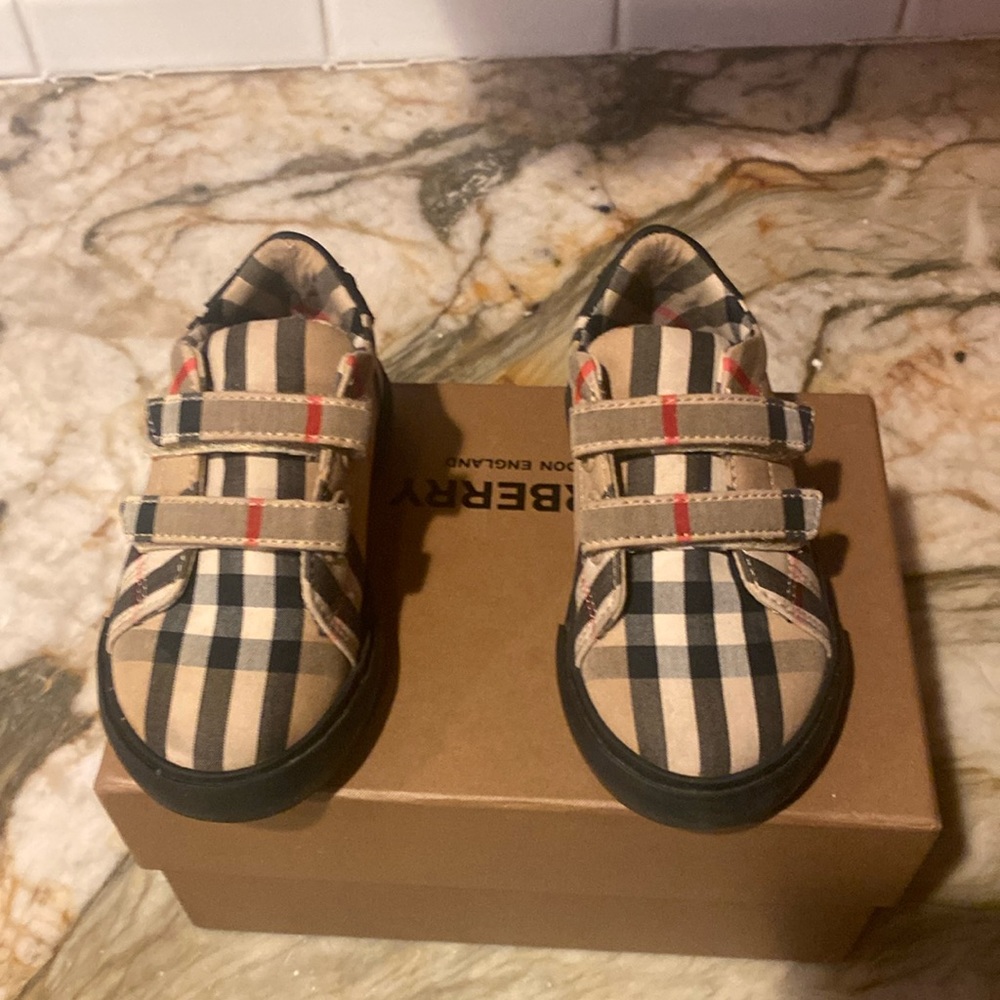 Burberry infant sneaker in excellent condition